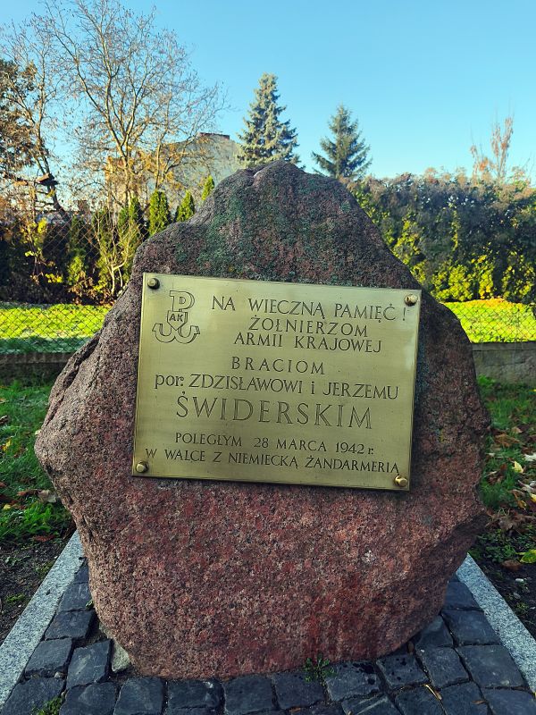 Bracia Świderscy żołnierze Armii Krajowej - tablica pamiątkowa - 1